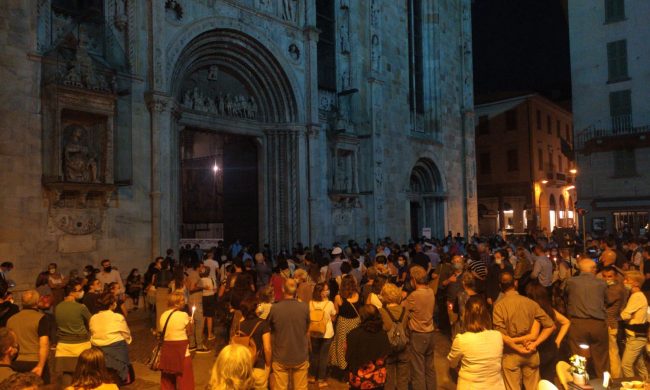Omicidio di don Roberto, piazza Duomo gremita e le campane della città suonano per lui – FOTO
