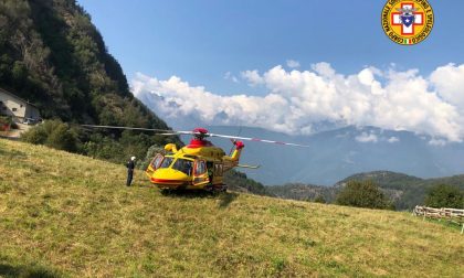 Incidente con la moto in una zona impervia, interviene l'elicottero