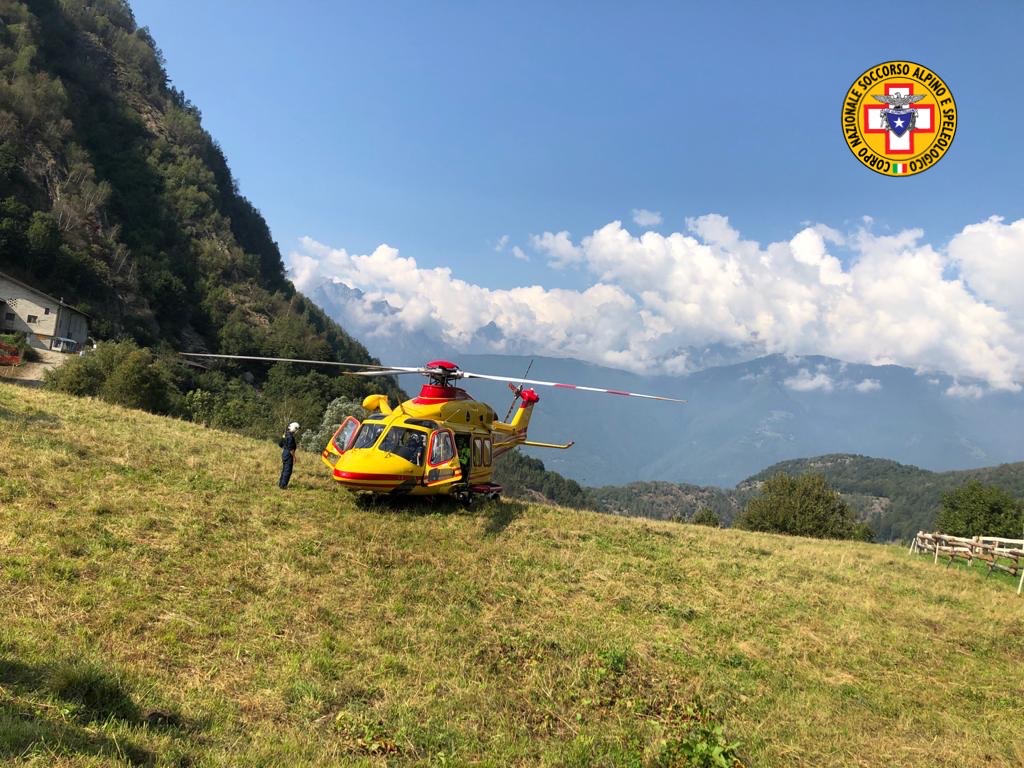 Si fa male in montagna, recuperato con l’elicottero