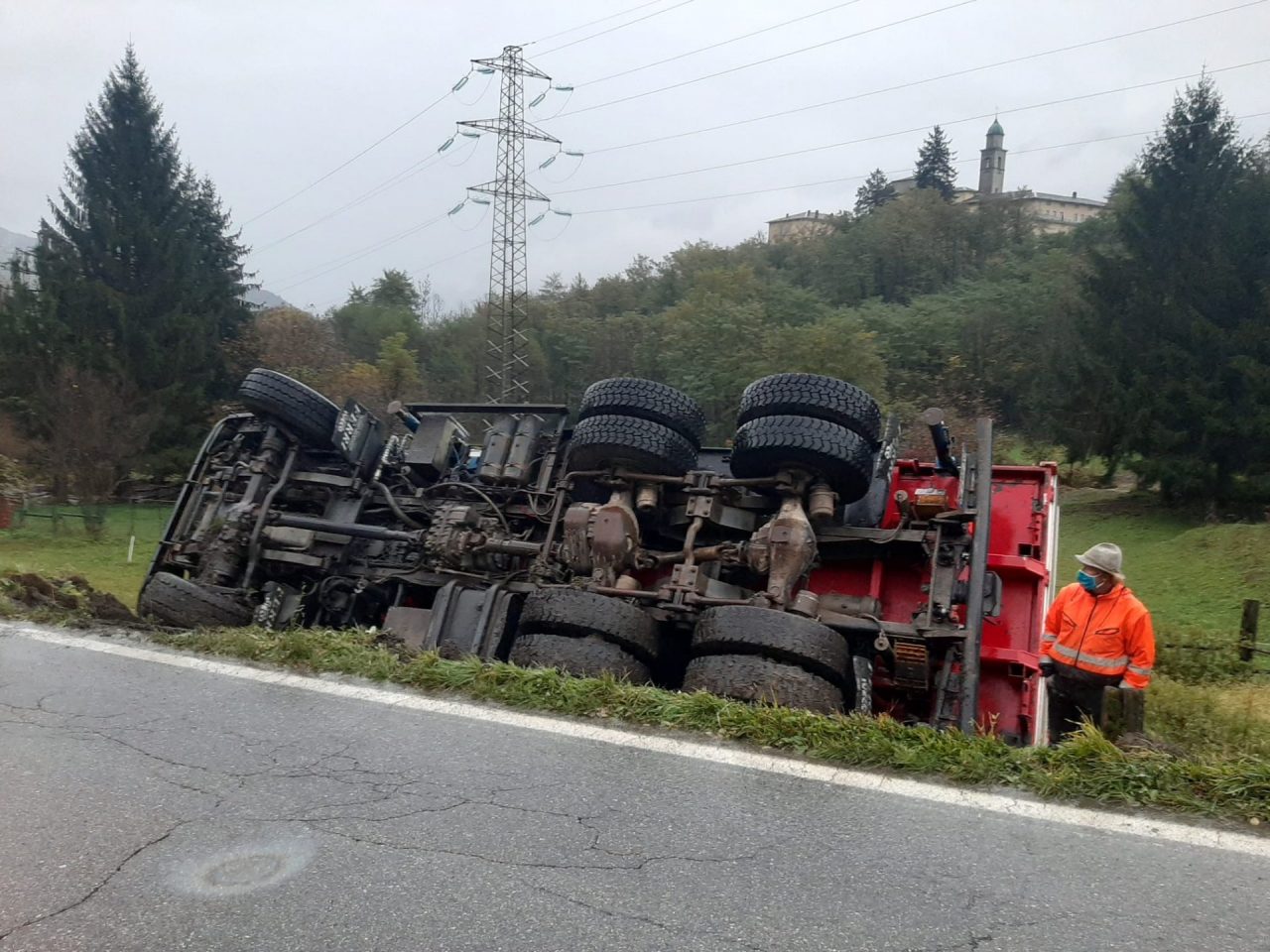 Camion si ribalta, strada chiusa – FOTO