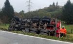 Camion si ribalta, strada chiusa - FOTO