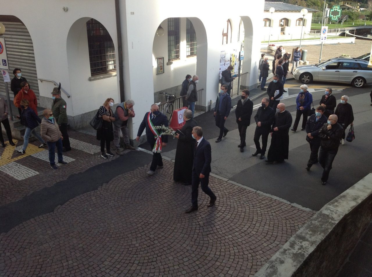 Don Luigi accolto a Villa