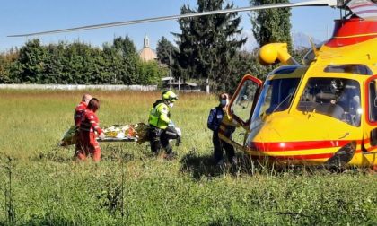 Delirio in Brianza: si spoglia e si butta nel vuoto