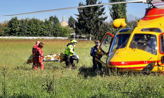 Delirio in Brianza: si spoglia e si butta nel vuoto