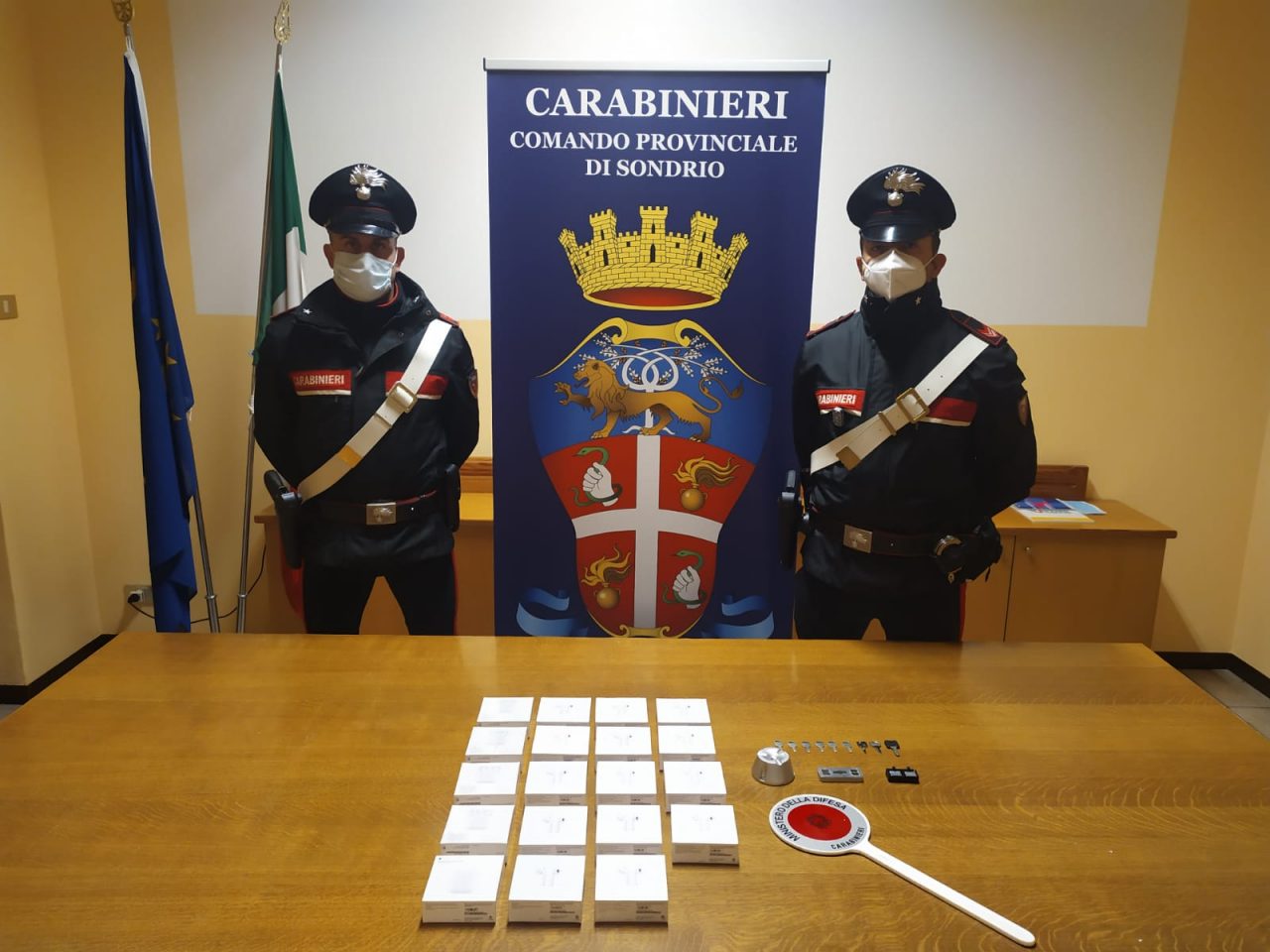 Furto di auricolari per migliaia di euro, ladri scoperti all’Iperal
