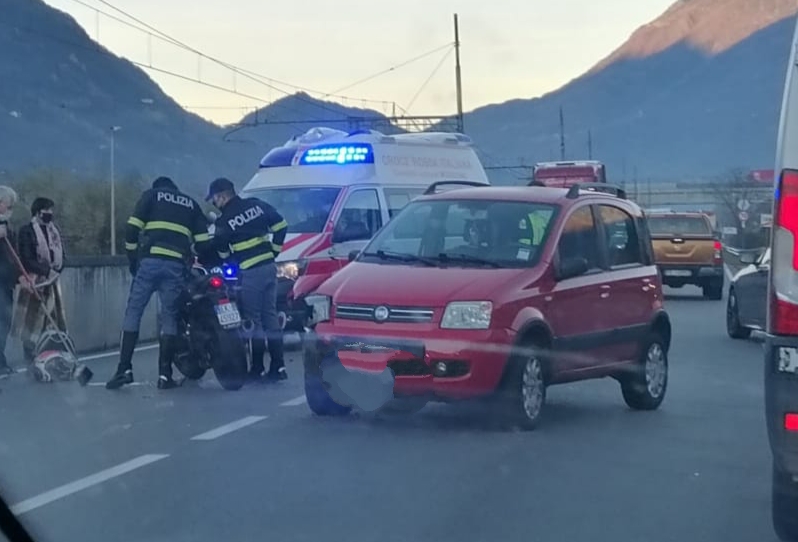Incidente tra auto e moto sulla Statale 38, ferito centauro