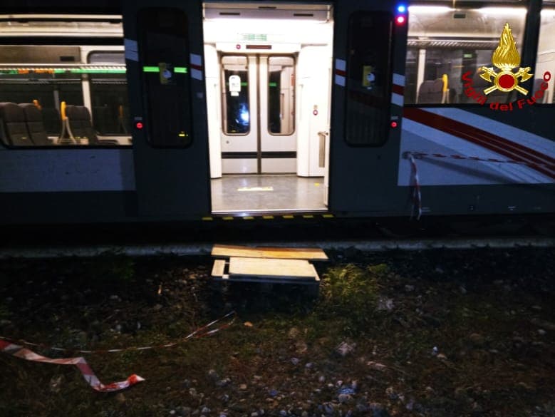 20 persone bloccate sul treno, intervengono i Vigili del Fuoco