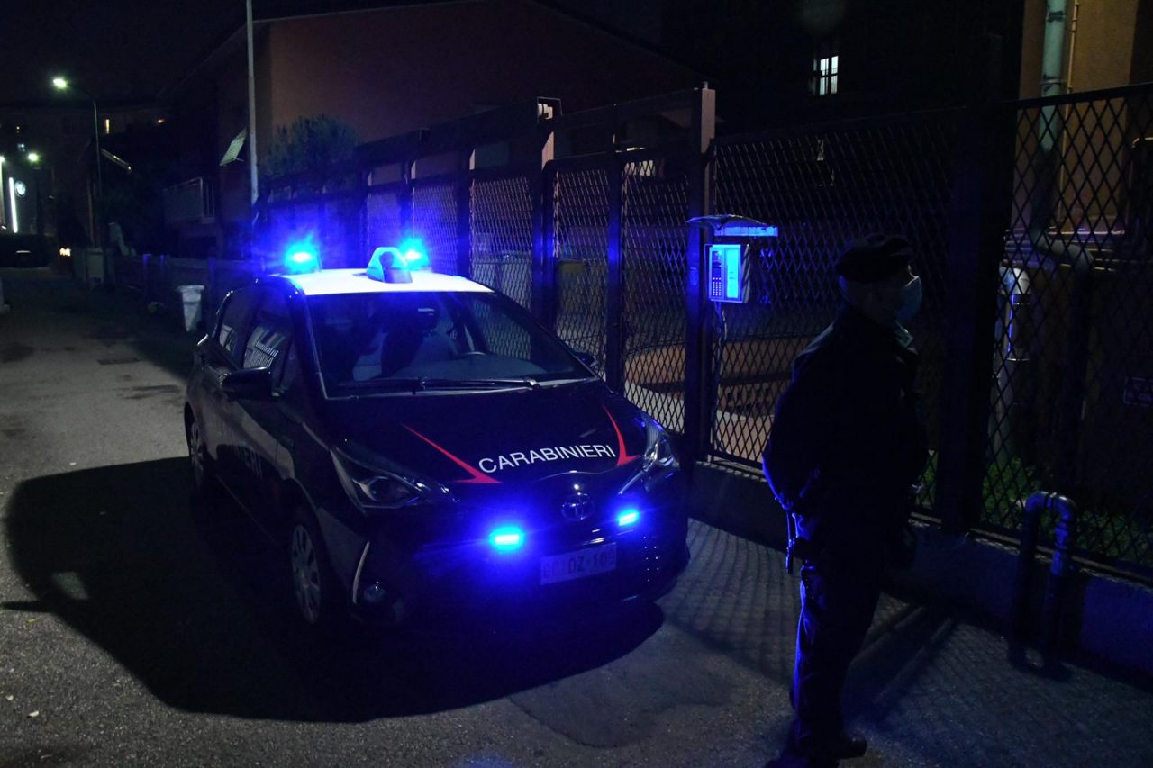 Si ferisce con il coltello da solo, 40enne in ospedale