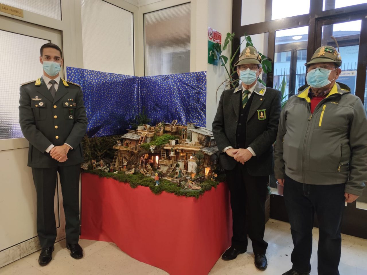 Il presepe di Ercole Ricci donato alla Guardia di Finanza