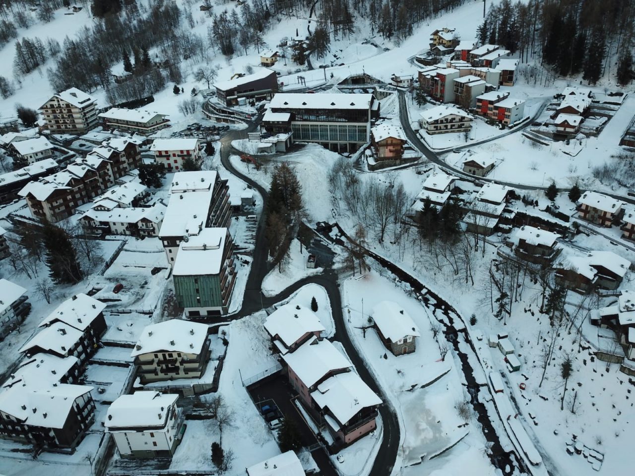 Là dove c’era il torrente ora c’è… la discarica della neve delle strade