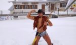 Piani di Artavaggio: un cowboy seminudo spala neve nella tormenta VIDEO