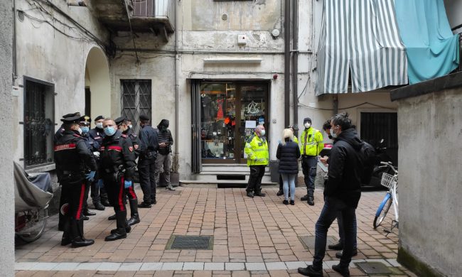 30enne muore in un negozio di armi