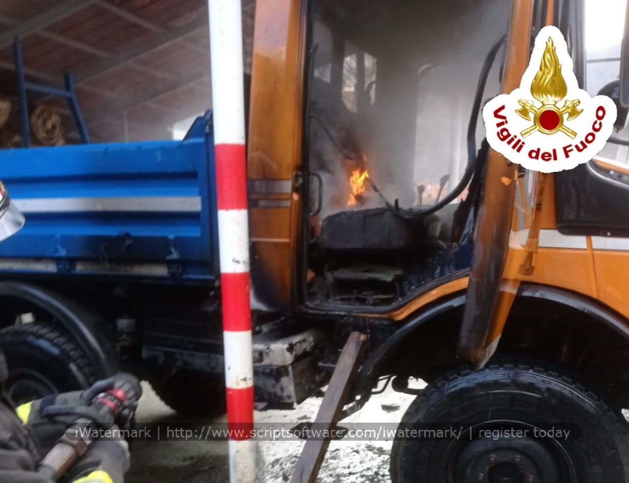 Autocarro in fiamme a Traona