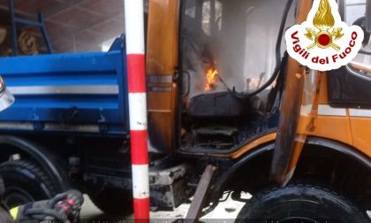 Autocarro in fiamme a Traona