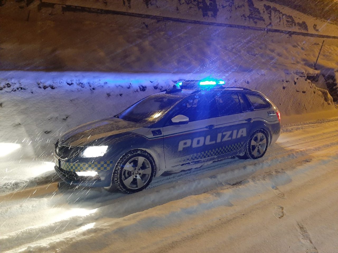 Viabilità difficoltosa a causa della neve, Forze dell’Ordine e spazzaneve in azione FOTO