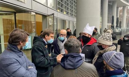 La protesta dei ristoratori arriva a Palazzo Lombardia e l’assessore li sostiene