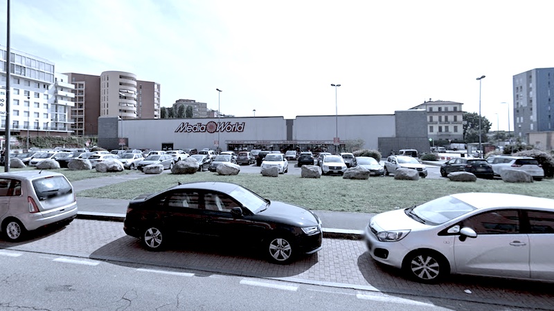Cede una grata del parcheggio: due uomini precipitati