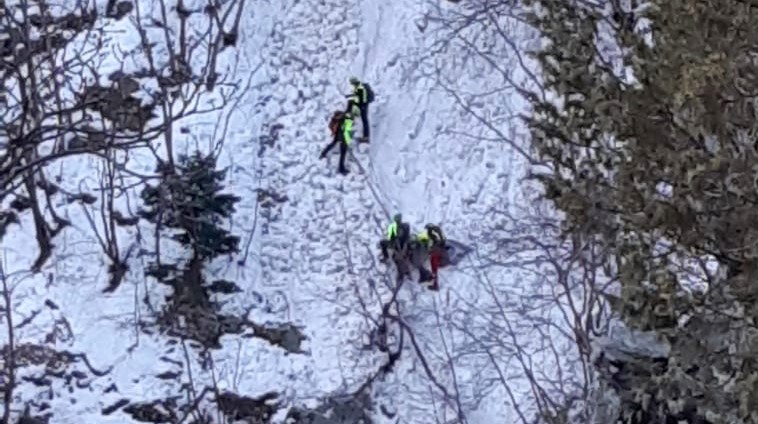 Dolore per Dino Fontana, morto in montagna. Le foto del recupero
