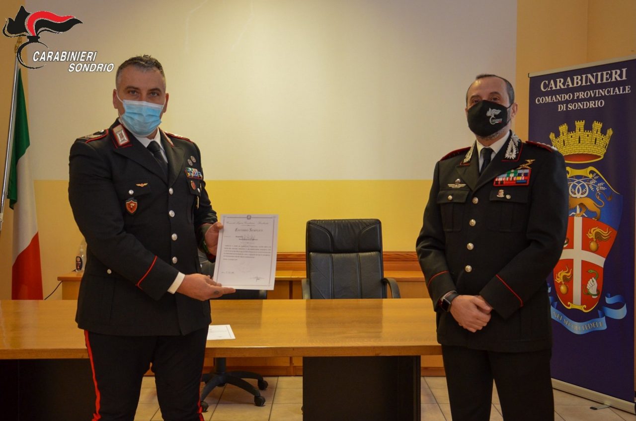 Salvarono due anziani dall’auto che stava per incendiarsi, premiati due carabinieri