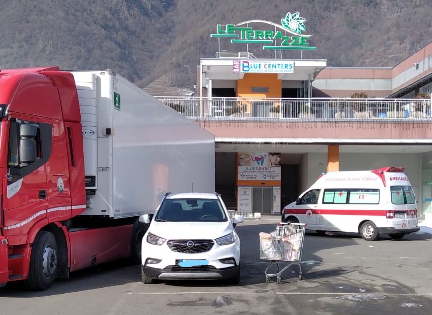 Incidente nel parcheggio del supermercato a Villa di Tirano