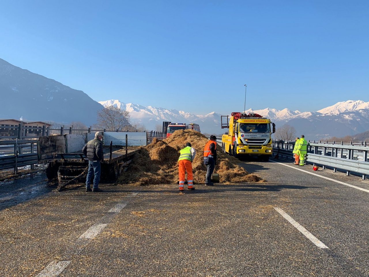 Statale 38 bloccata: autotreno perde carico di fieno che prende fuoco
