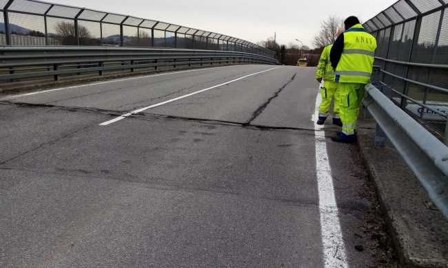 Crepe sulla struttura, chiuso il ponte sulla Statale 36