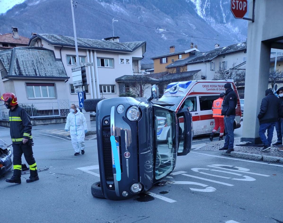 Auto ribaltata sulla vecchia Statale 38, ferita una 18enne