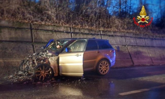 Auto in fiamme sulla Statale 36