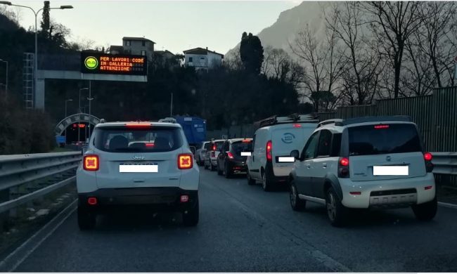 Ennesima mattinata infernale sulla Statale 36: lunghe code verso Lecco