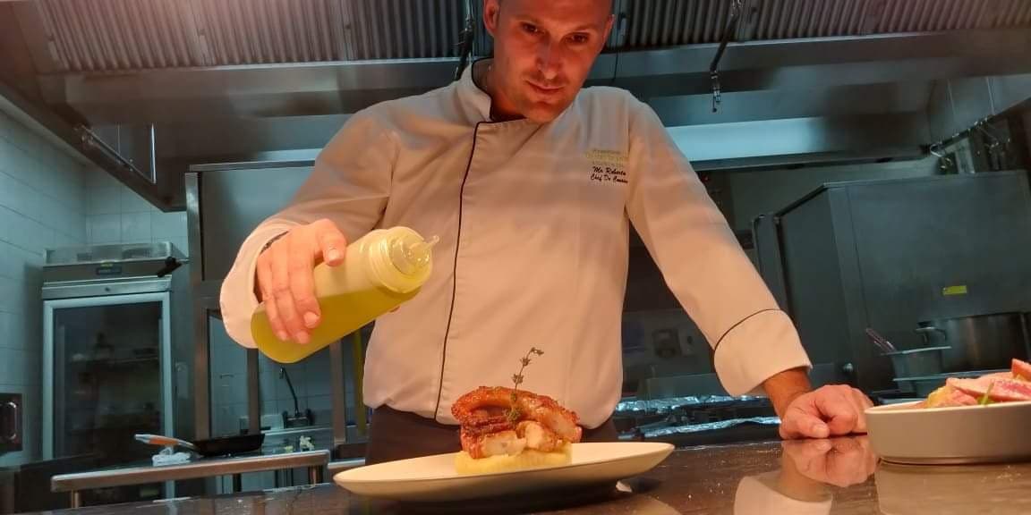 Perde il lavoro da geometra, si reinventa e adesso è lo chef personale dello sceicco