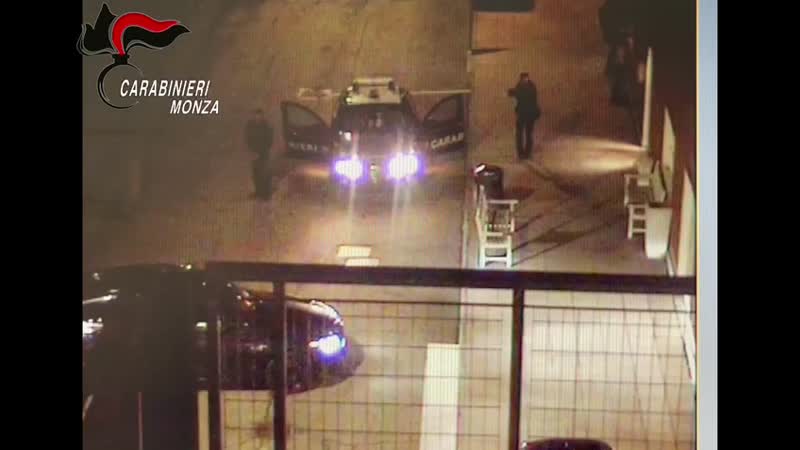 Ubriaco e armato di machete minaccia i passanti, il video dell’arresto