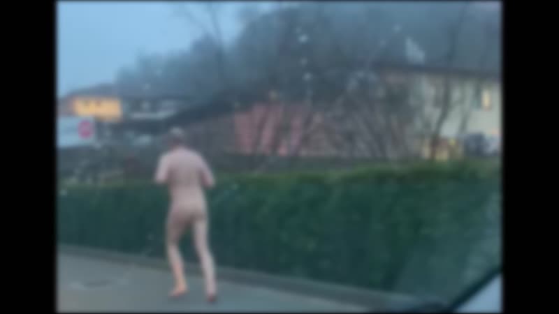 Va a correre sul lago… ma è nudo e lo filmano con lo smartphone