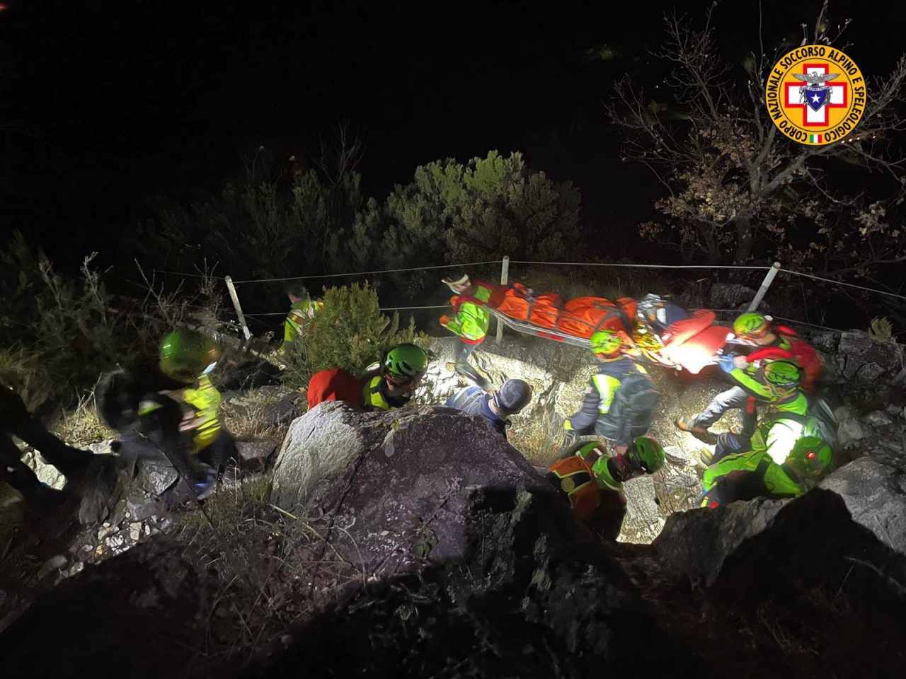 Malore in montagna, donna soccorsa nella notte