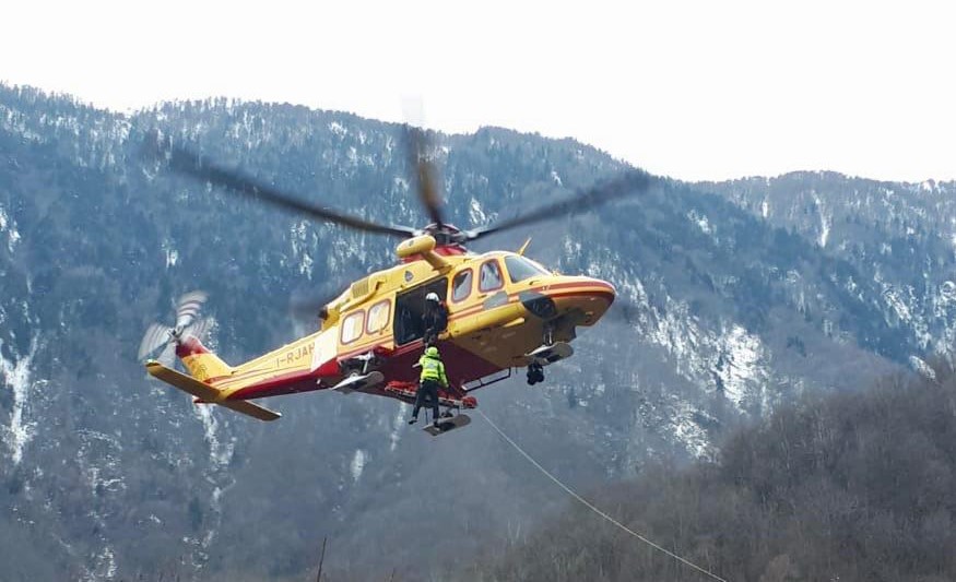 Si fa male in quota, le immagini del soccorso al ferito