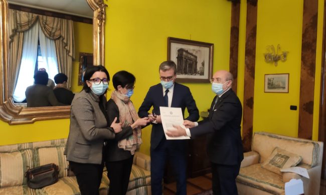 Prete assassinato a Como: Medaglia d’oro al Merito Civile consegnata alla madre di don Roberto