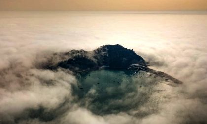 Sapete che cos'è la caligo? Lo strano fenomeno della nebbia lungo il mare