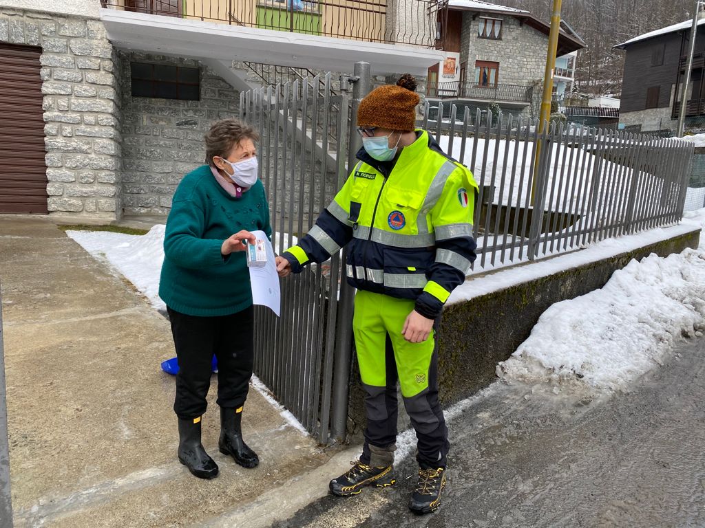 Val Masino: distribuiti saturimetri e kit sanitari ad anziani e studenti