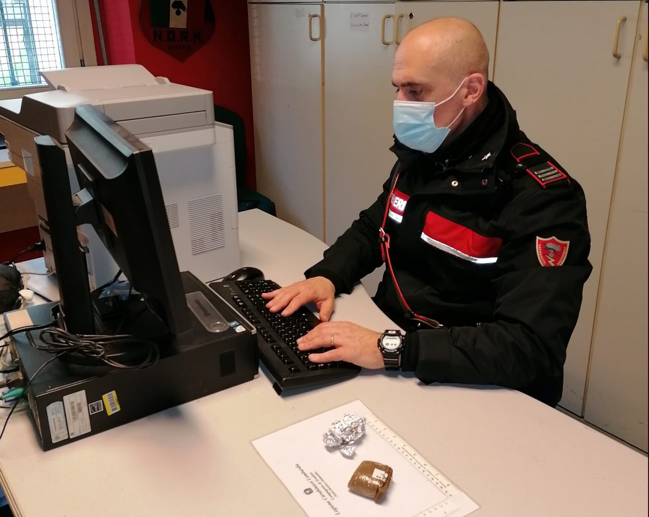 Per paura della multa fanno scoprire lo spacciatore, due tiranesi multati e lui in manette