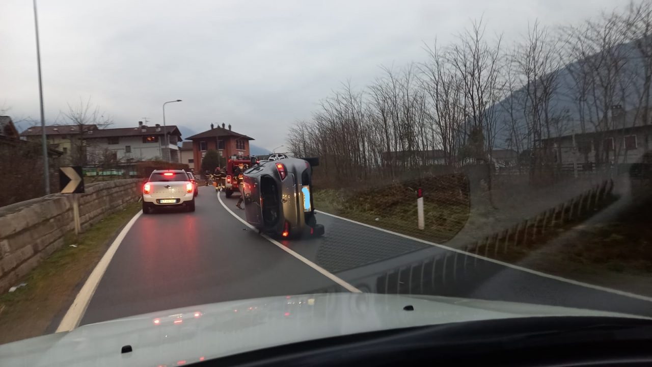 Statale 36: auto ribaltata a Novate Mezzola