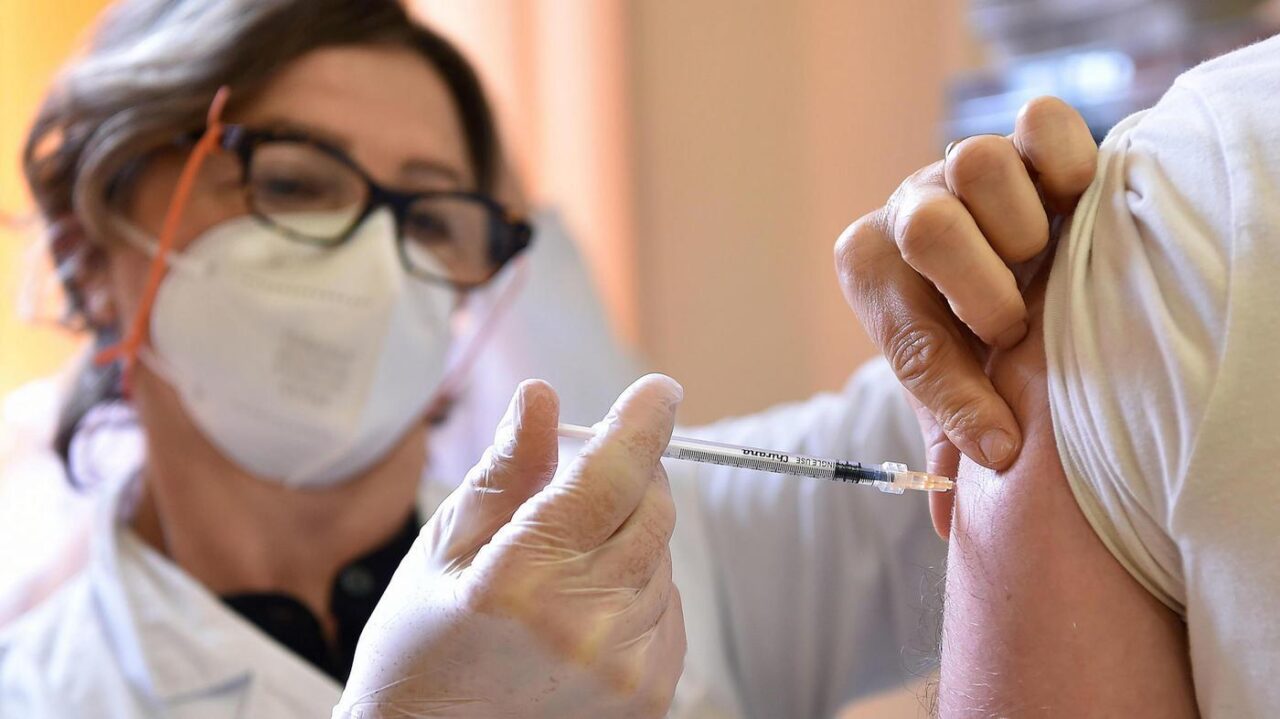 Vaccino anti Covid: terza dose dal 20 settembre, la Lombardia è pronta