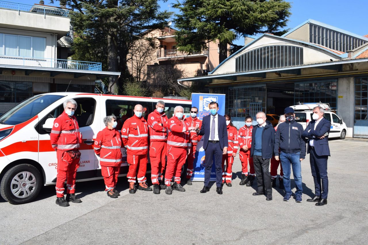 Cancro Primo Aiuto dona un’auto alla CRI di Colico per rispondere all’emergenza Covid-19