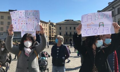 Foto e video della protesta di genitori e alunni per riaprire la scuola in presenza: "La DAD non è efficace, l'istruzione è un diritto"