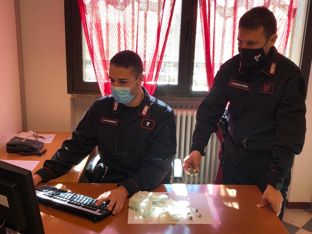 Beccato con la droga in centro a Morbegno