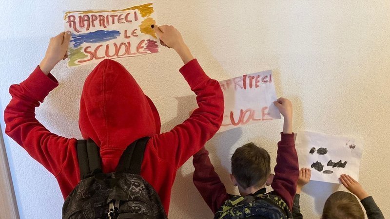 Covid: i genitori protestano e scrivono al Garante chiedendo il ripristino della scuola in presenza