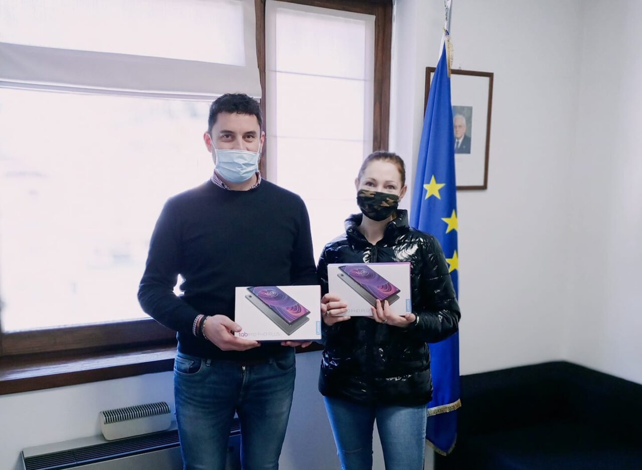 Altri 6 tablet alla scuola primaria dell’Aprica