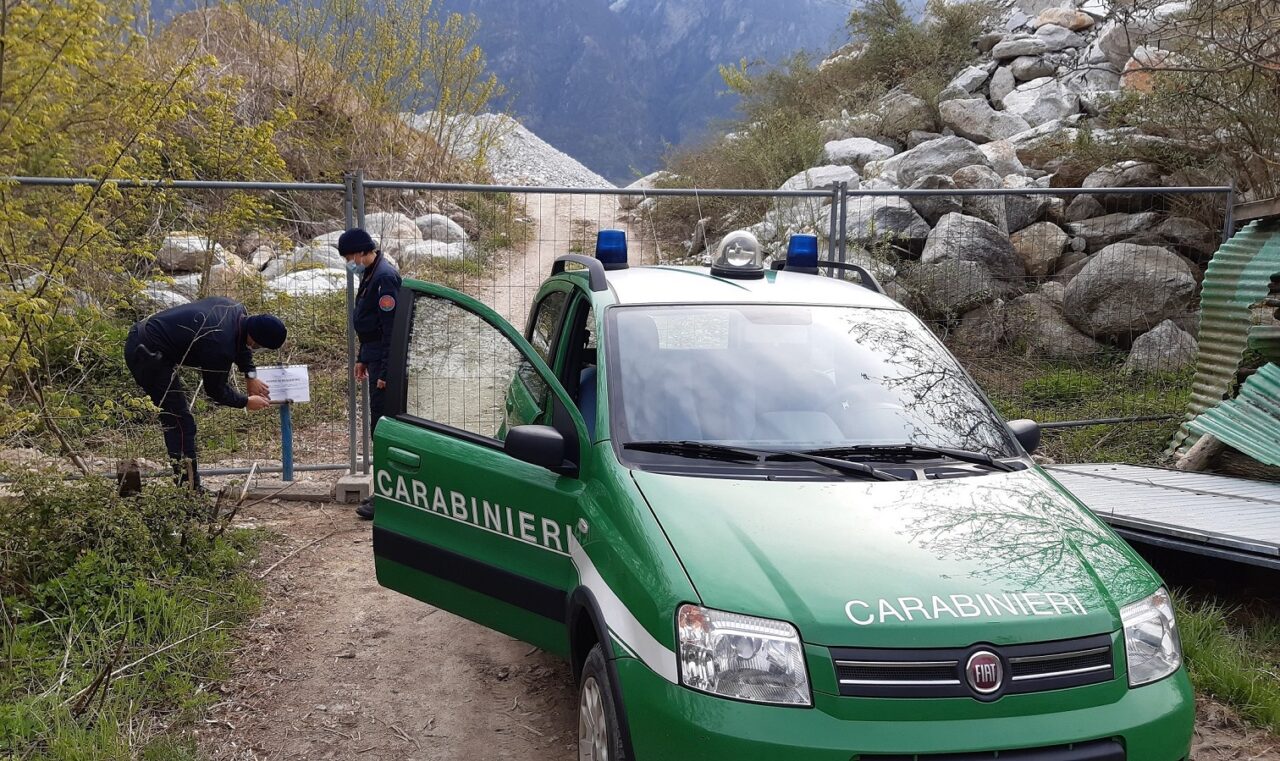 Blitz dei Carabinieri Forestali, tre denunciati e deposito di inerti sotto sequestro