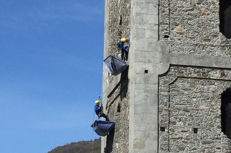 Sondrio: il video dei tecnici acrobatici che ristrutturano il campanile