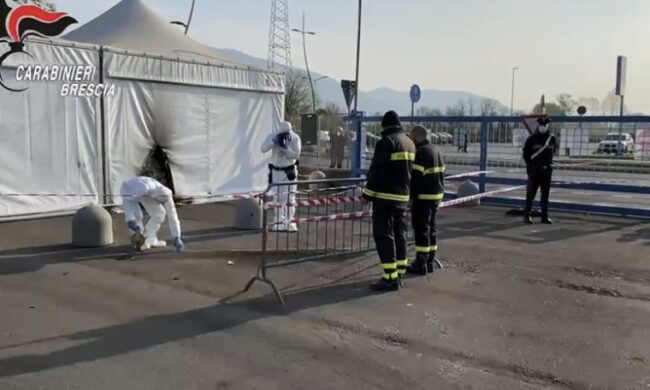 Molotov contro il centro vaccinale di Brescia