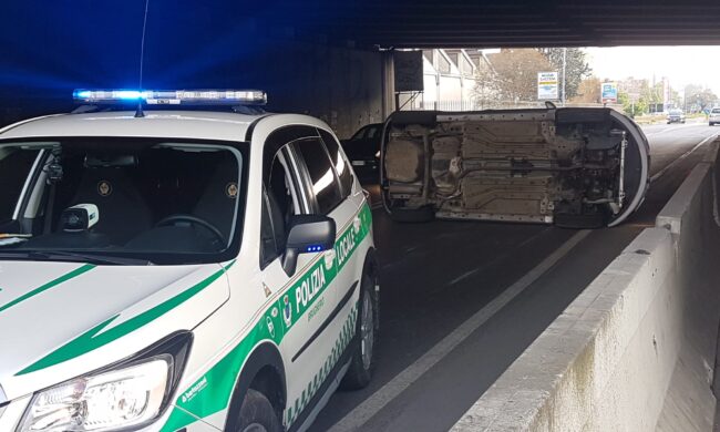 Auto ribaltata, gli occupanti tirati fuori e picchiati… in più anche la multa