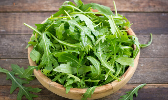 Rucola: ha bisogno di poche attenzioni e se tagliata bene ricresce più volte
